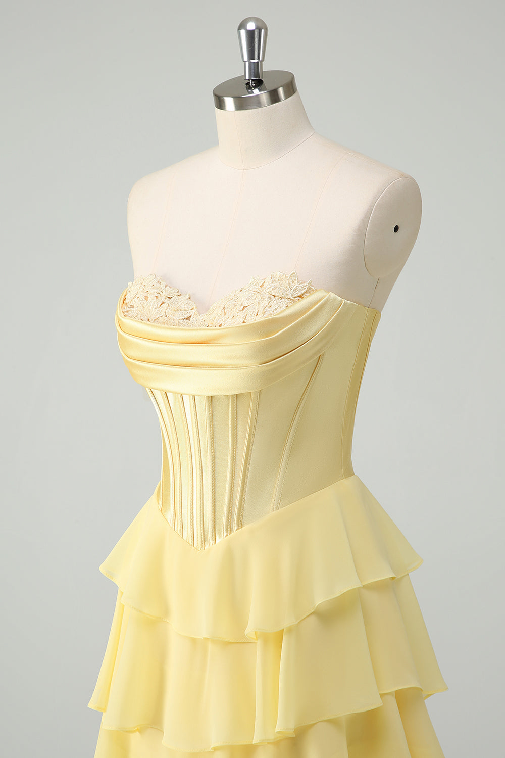 Fucsia A Line senza spalline corsetto Tiered Abito da cerimonia con volant