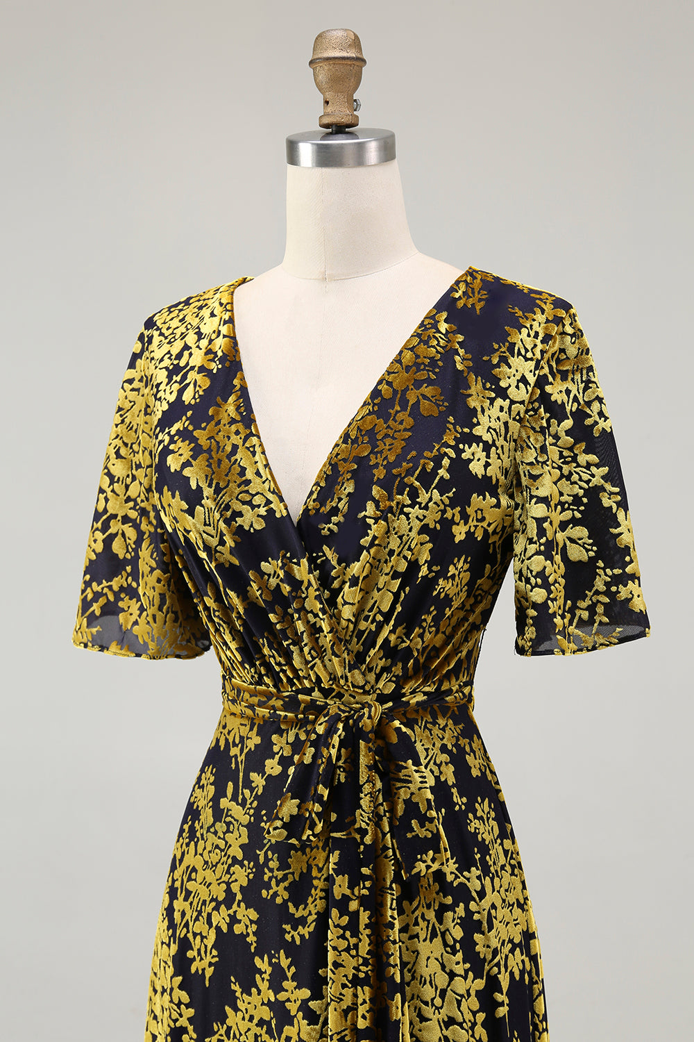 Abito lungo da ballo in velluto burnout verde scuro con maniche corte