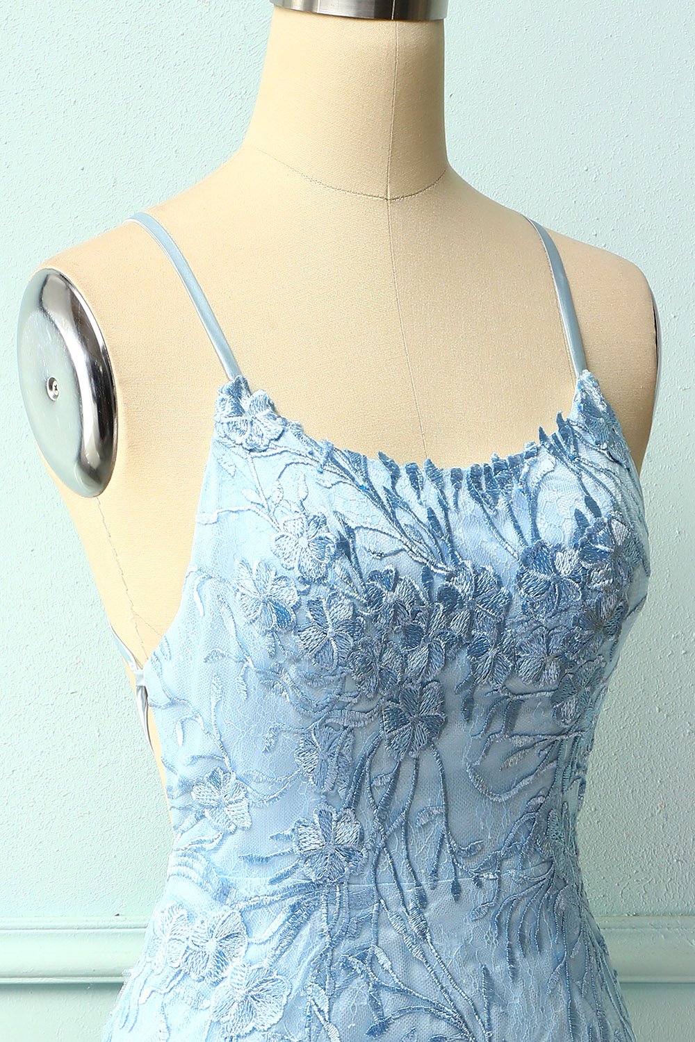 Abito aderente con spalline sottili blu cielo