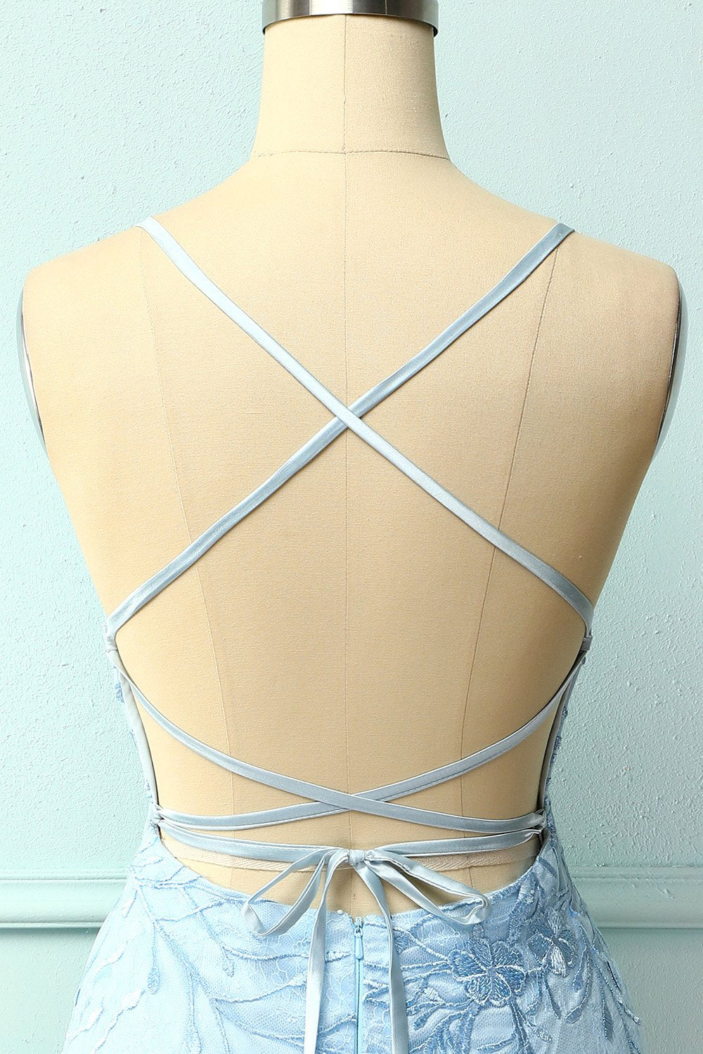 Abito aderente con spalline sottili blu cielo