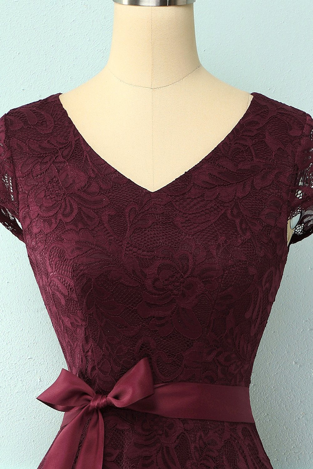 Abito in pizzo damigella d'onore con scollo a V bordeaux