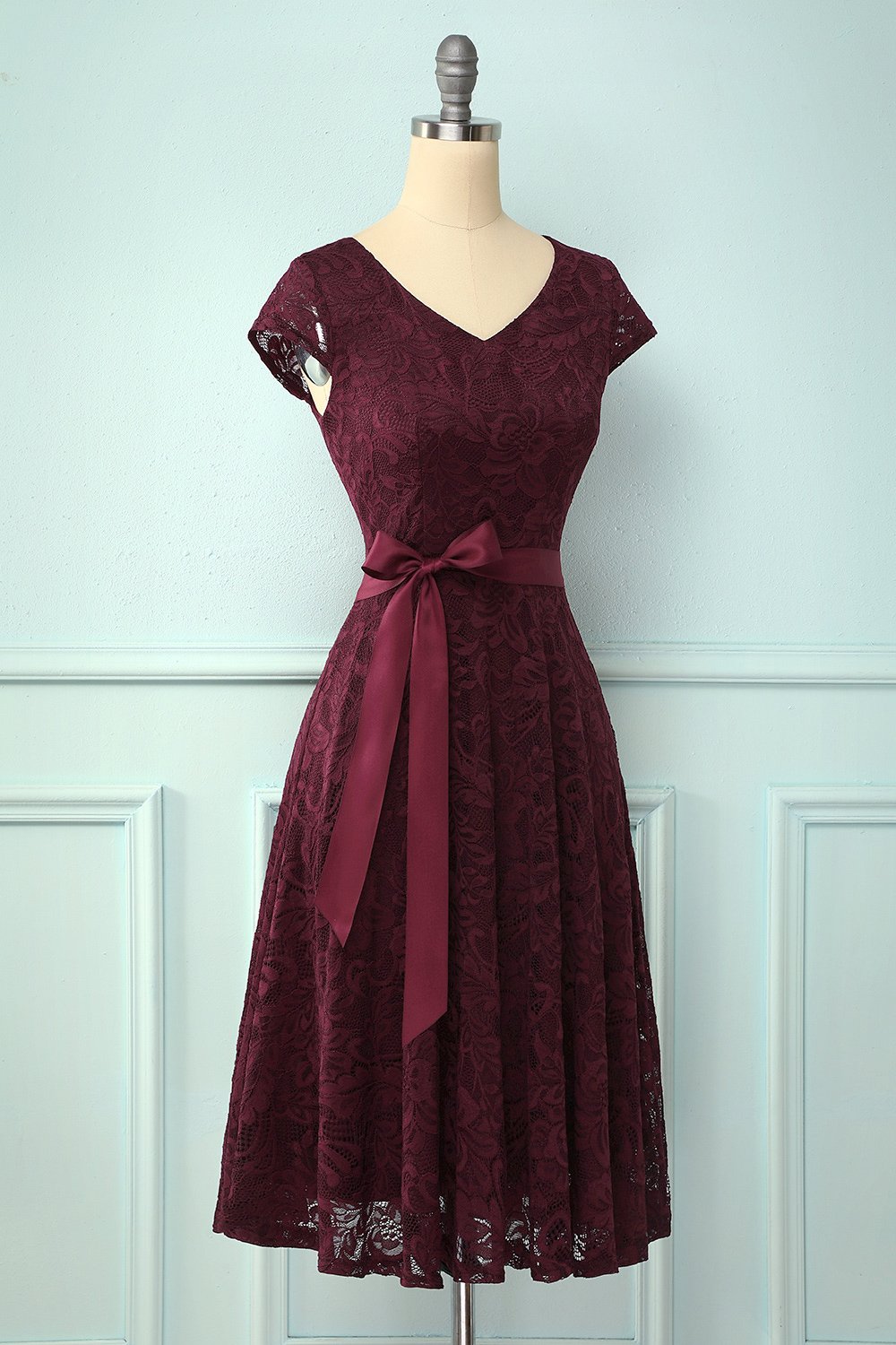 Abito in pizzo damigella d'onore con scollo a V bordeaux