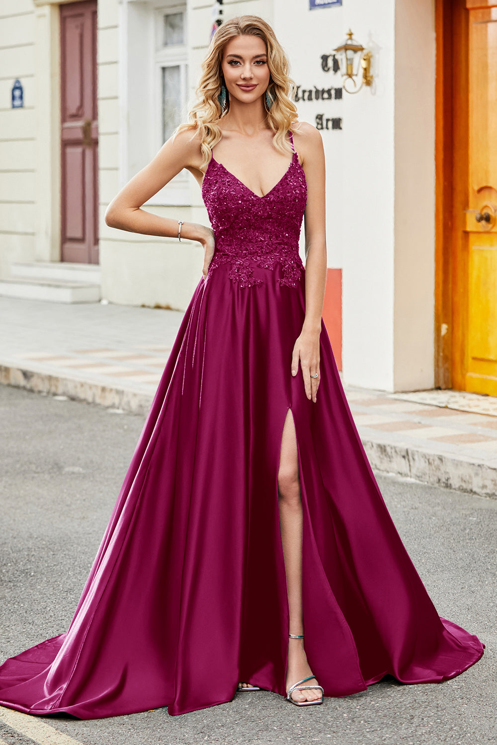 Abito lungo fucsia A Line con spalline sottili e applicazioni