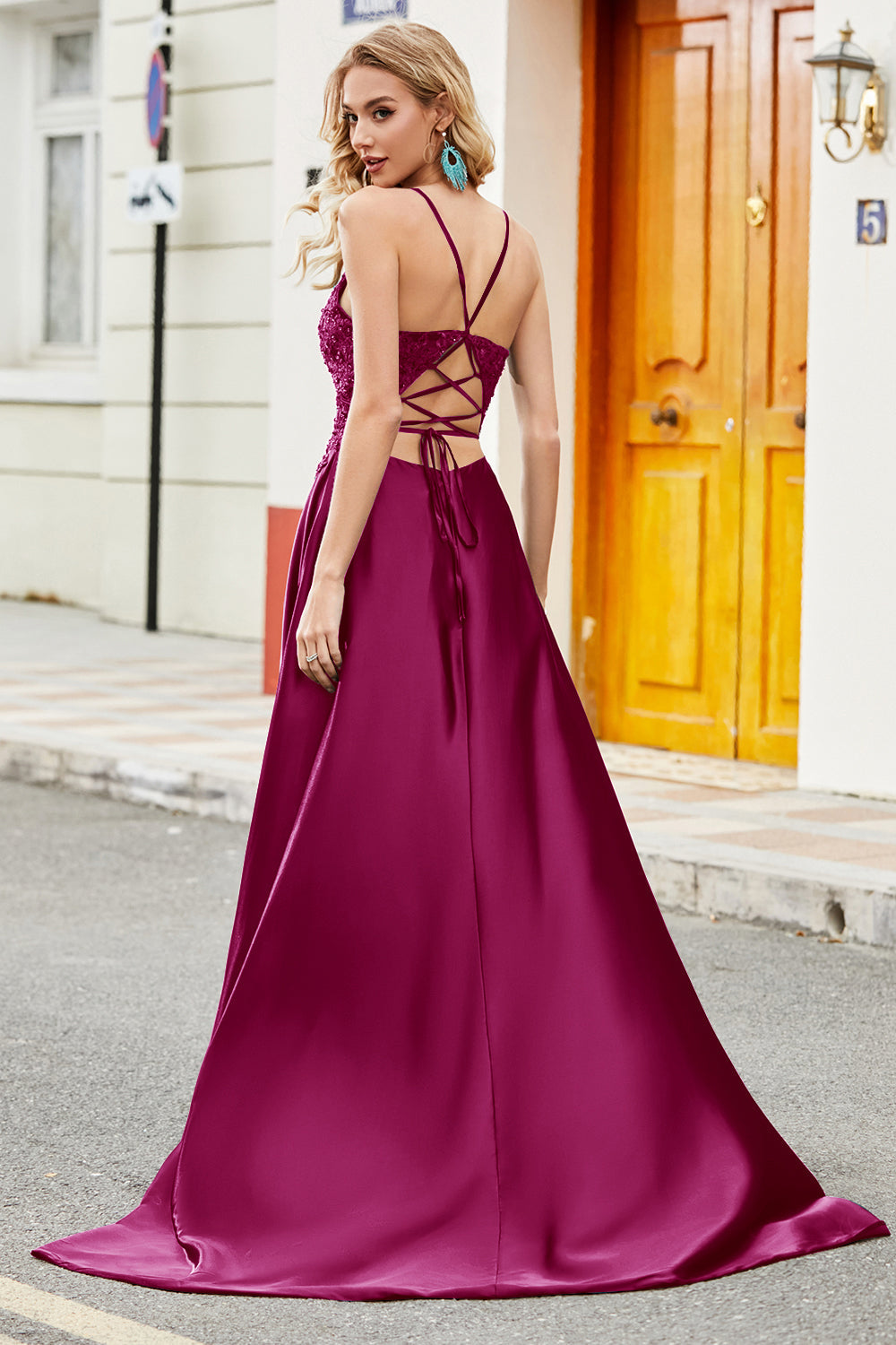 Abito lungo fucsia A Line con spalline sottili e applicazioni