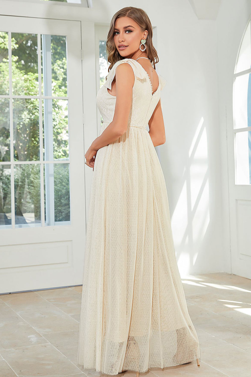 Albicocca pizzo lungo abito per gli ospiti di nozze con fiocco