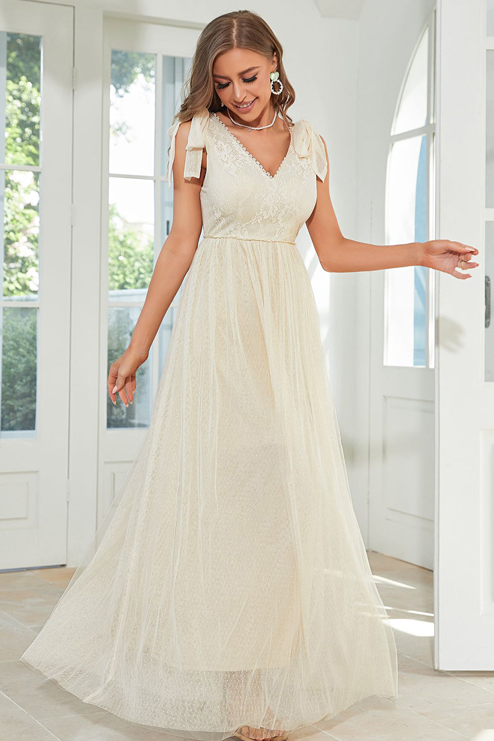 Albicocca pizzo lungo abito per gli ospiti di nozze con fiocco