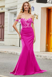 Abito lungo fucsia a sirena con spalle scoperte e paillettes