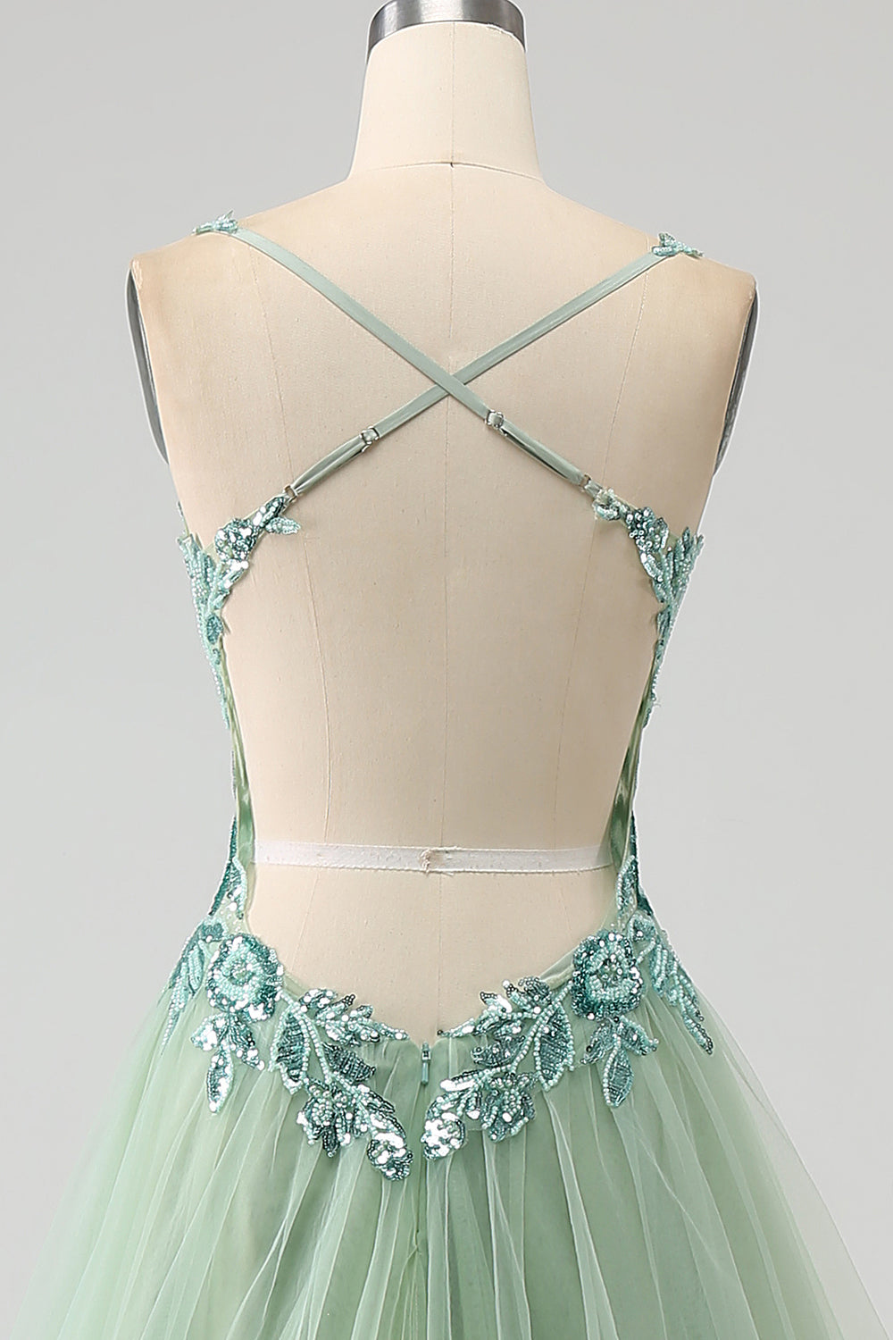 Splendido abito da ballo lungo verde chiaro con scollo a V a linea A con applicazioni