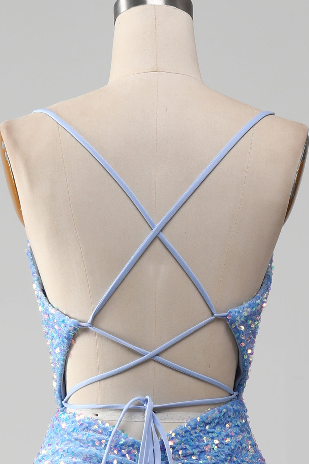 Abito da ballo azzurro con paillettes scintillanti con spacco