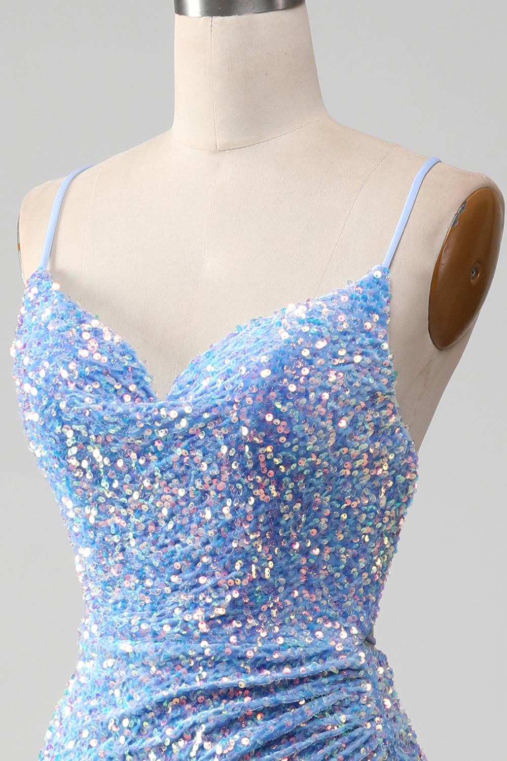 Abito da ballo azzurro con paillettes scintillanti con spacco