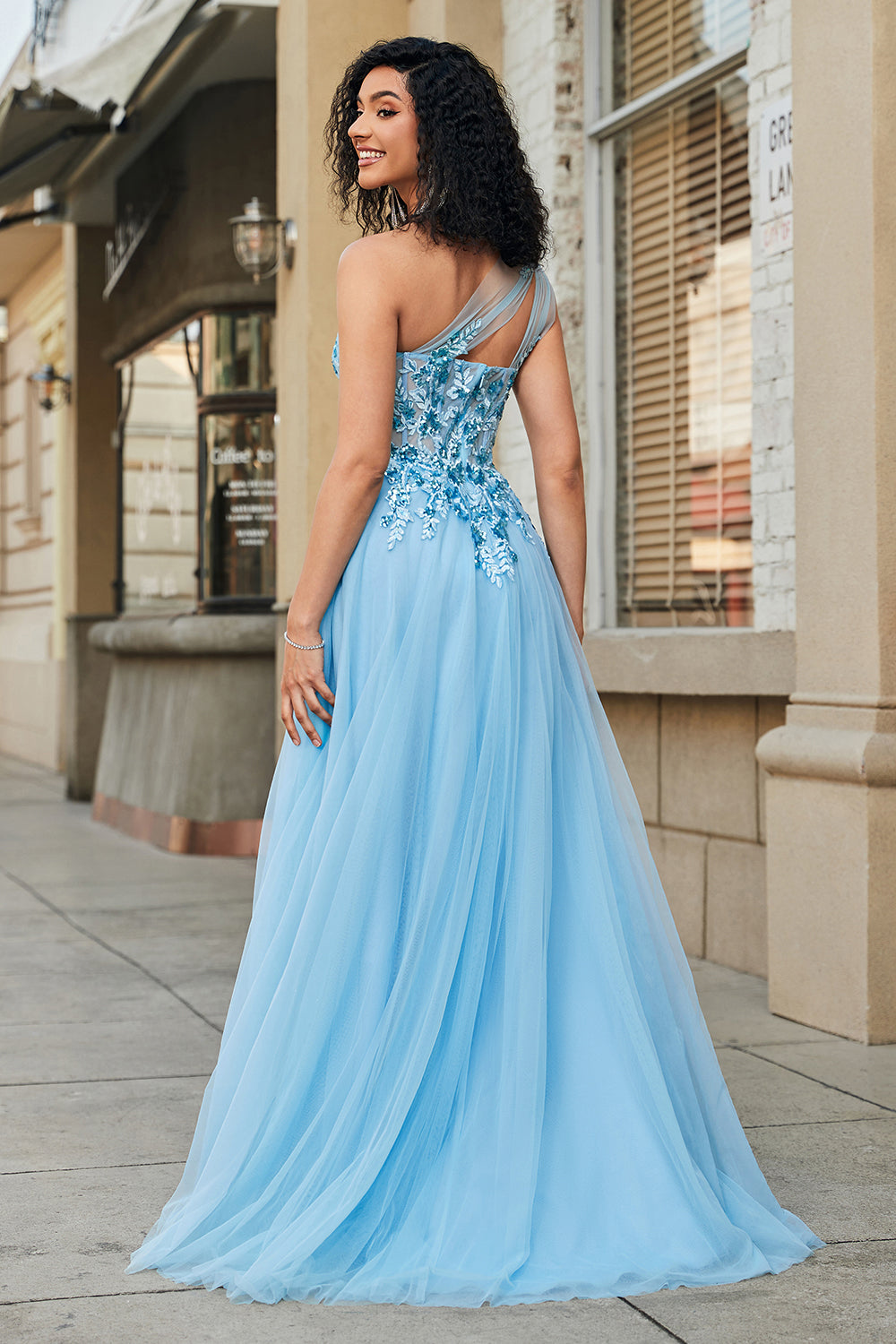 Splendido abito da ballo corsetto azzurro monospalla una linea con appliques