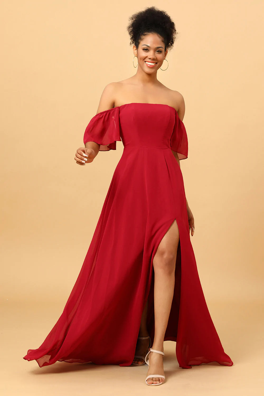 Burgundy Off the Shoulder Chiffon Abito da damigella d'onore con spacco