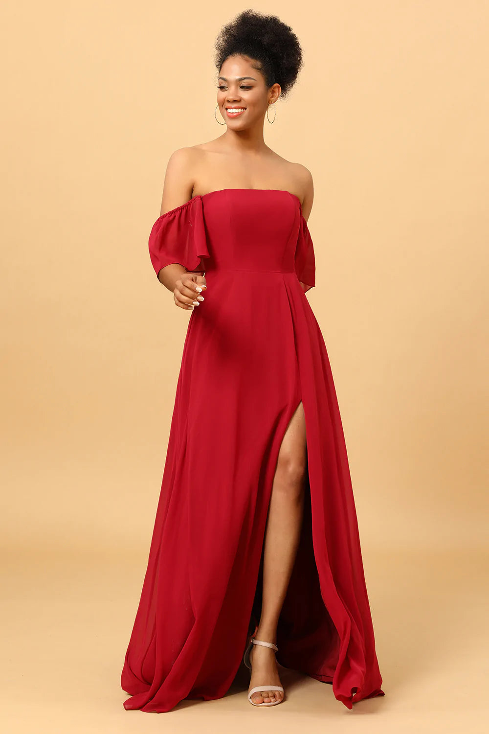 Burgundy Off the Shoulder Chiffon Abito da damigella d'onore con spacco