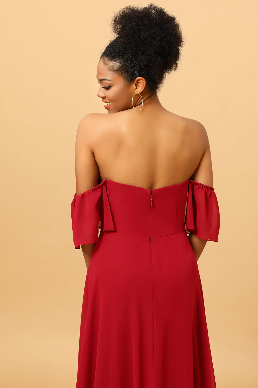 Burgundy Off the Shoulder Chiffon Abito da damigella d'onore con spacco