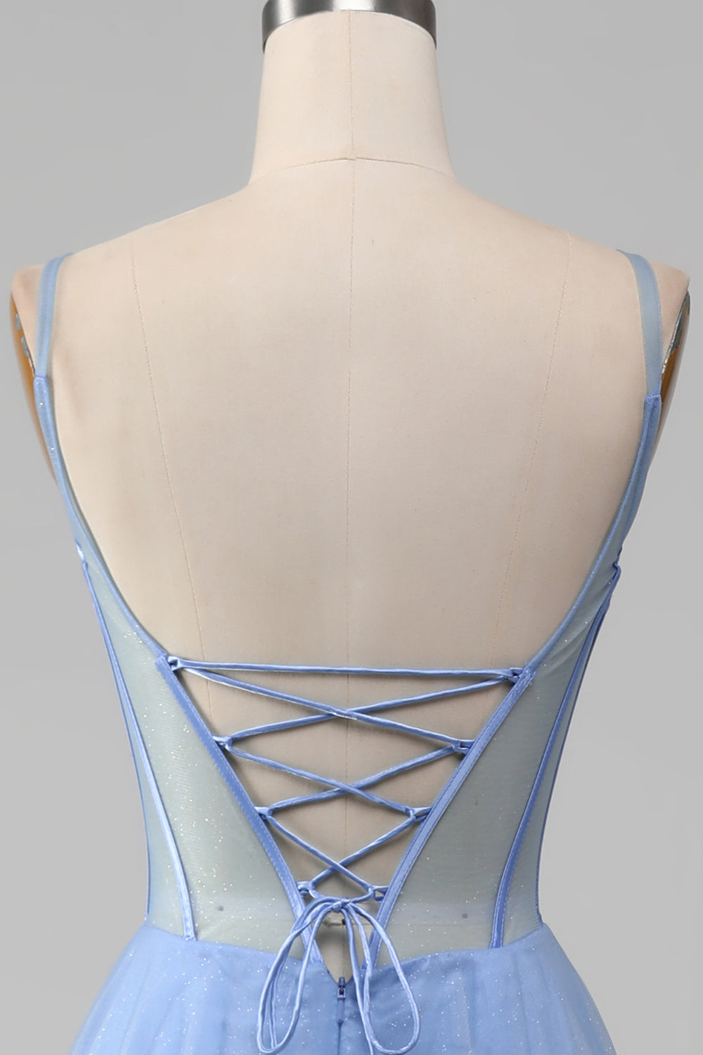 Abito da ballo in tulle azzurro a trapezio con scollo a V con applicazioni