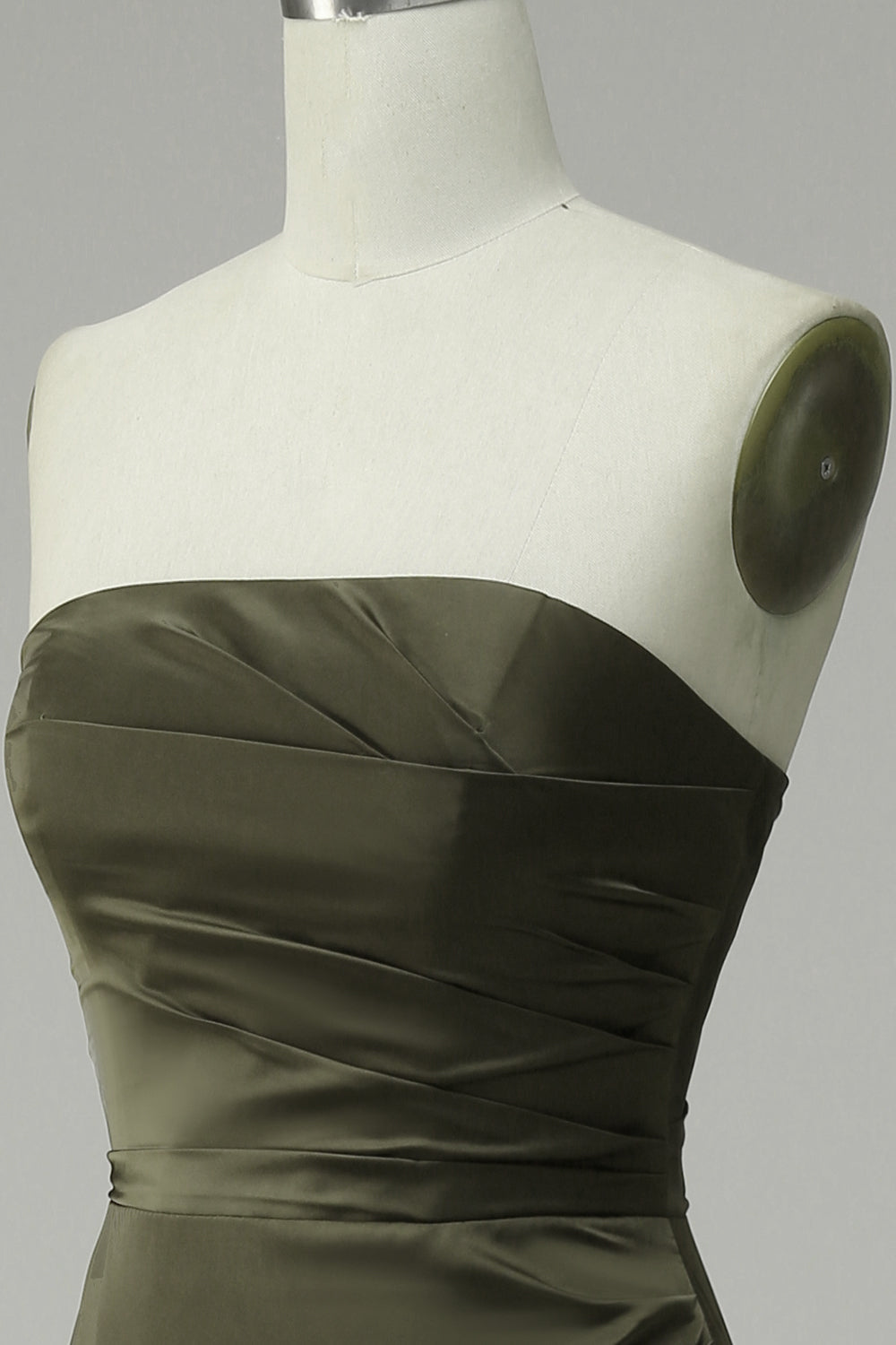 Abito da ballo in raso senza spalline verde con spacco