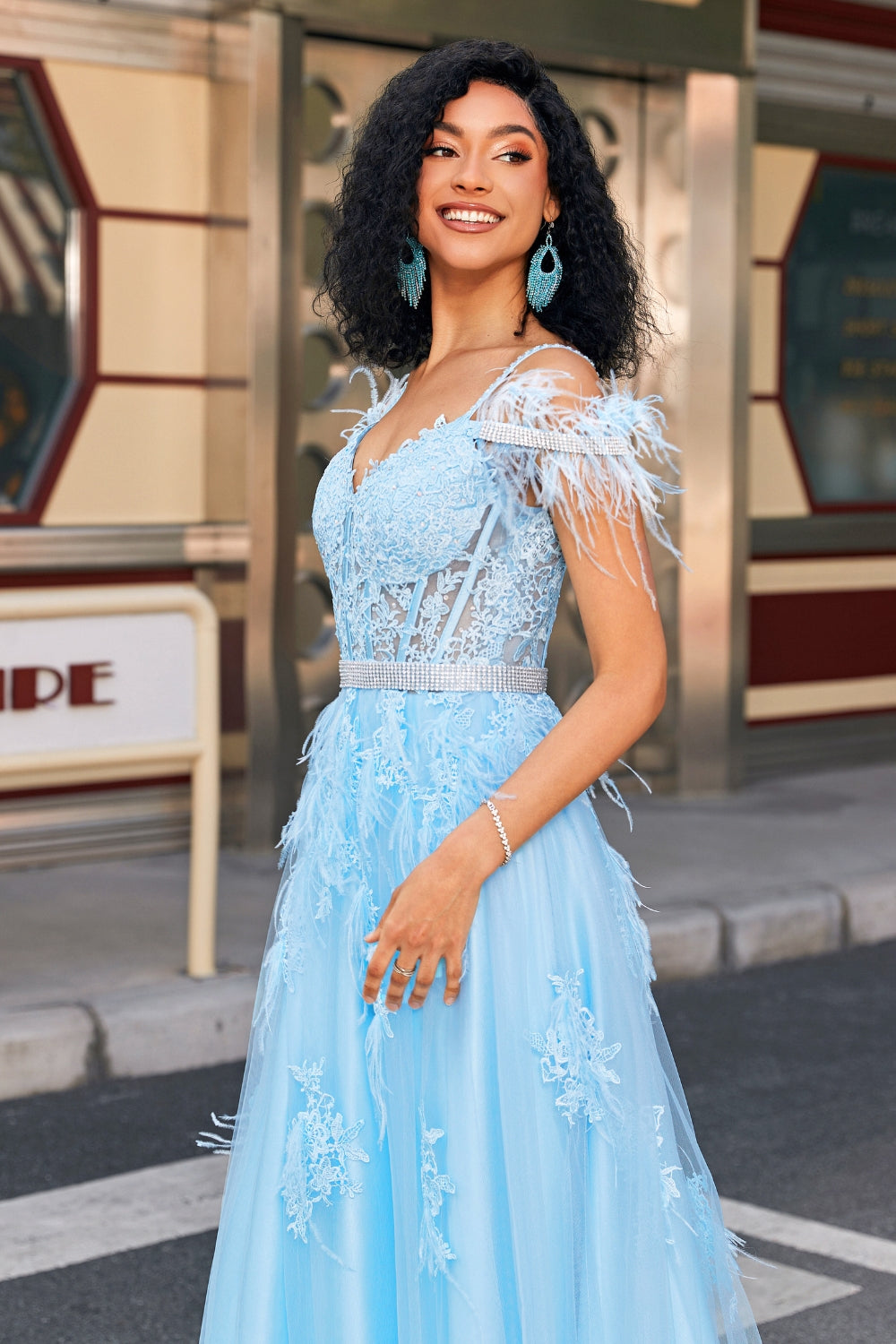 Splendida linea Off the Shoulder Abito da ballo corsetto azzurro con piume