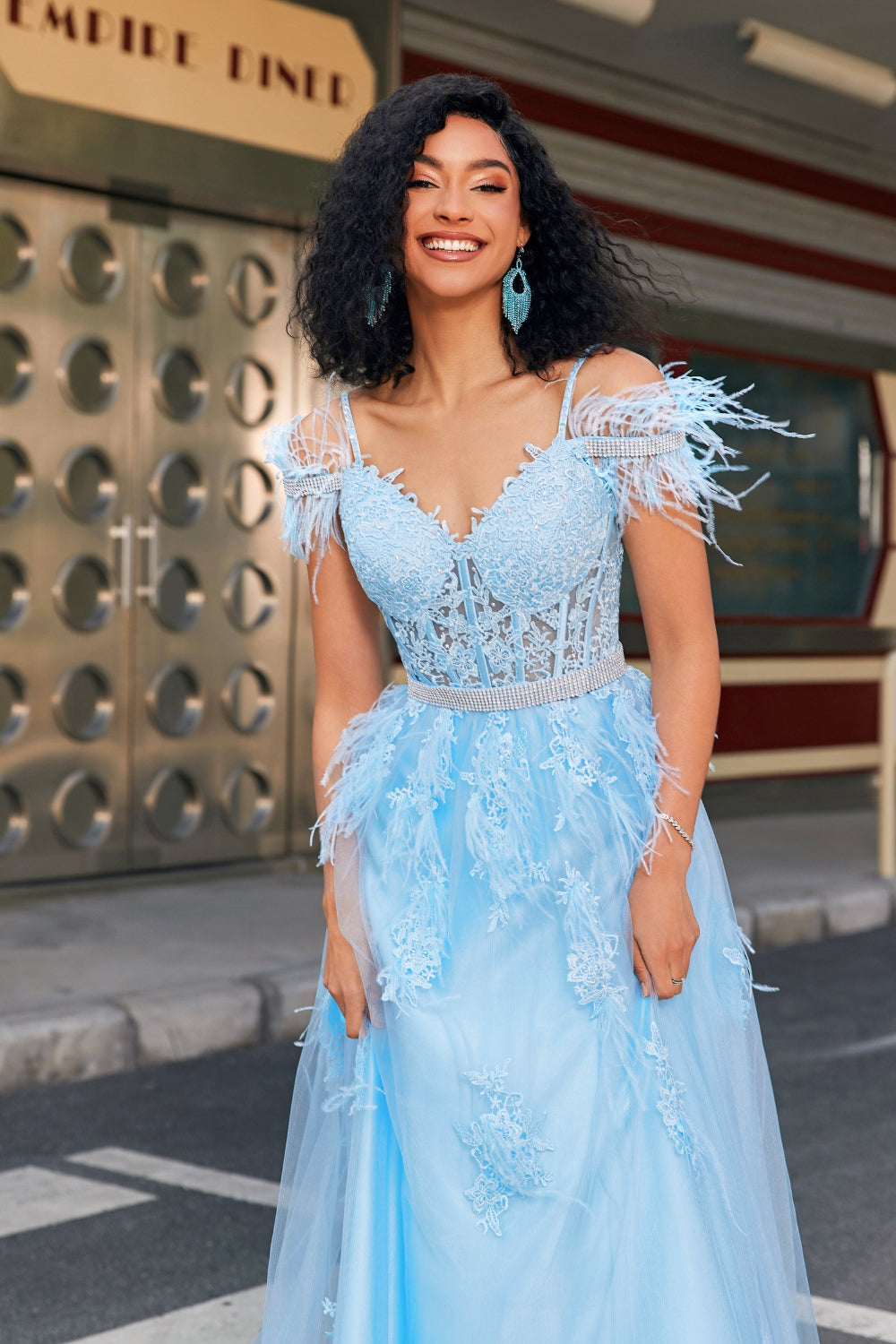 Splendida linea Off the Shoulder Abito da ballo corsetto azzurro con piume