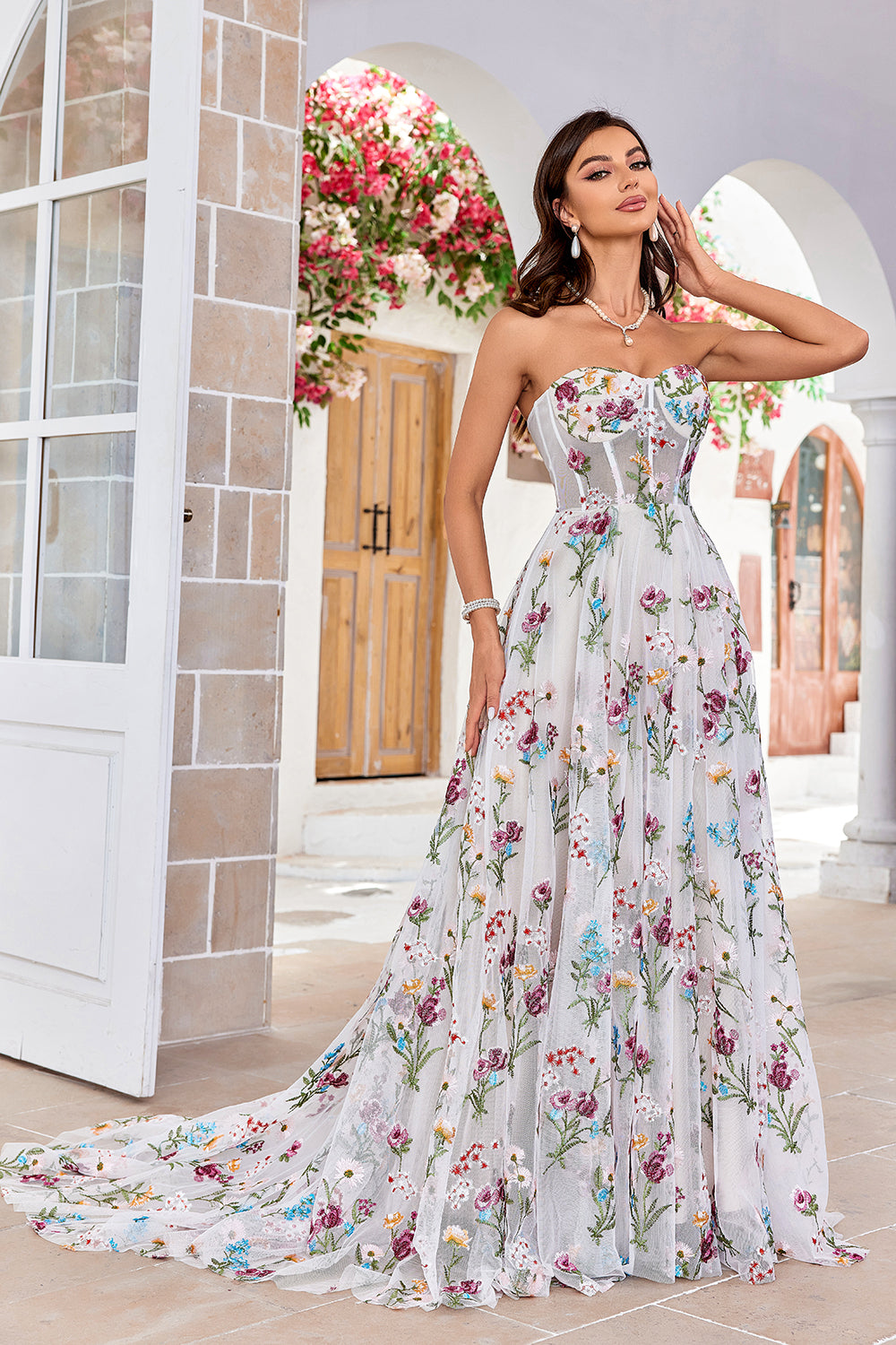 Abito da sposa lungo avorio con scollo a cuore e linea A con ricamo