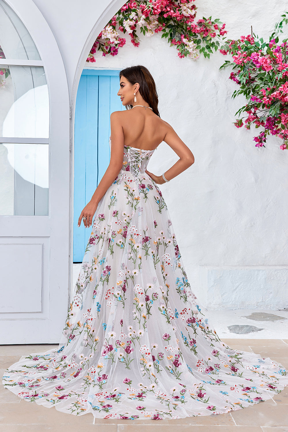 Abito da sposa lungo avorio con scollo a cuore e linea A con ricamo