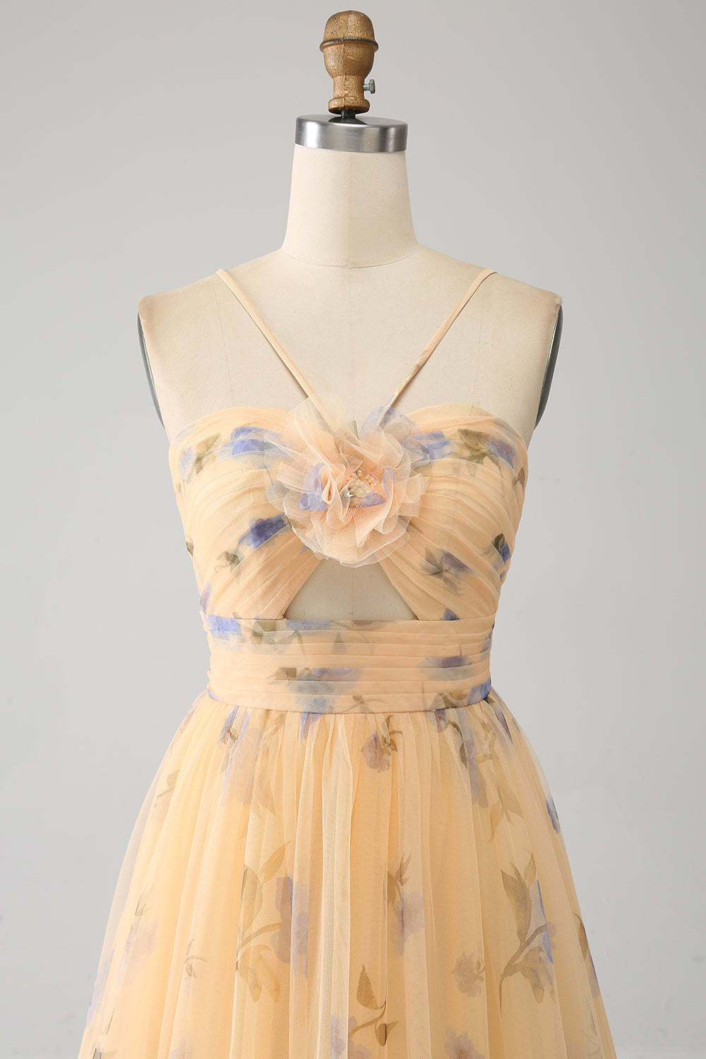 Giallo A-Line Halter plissettato Tulle Tiered Prom Dress con ricamo