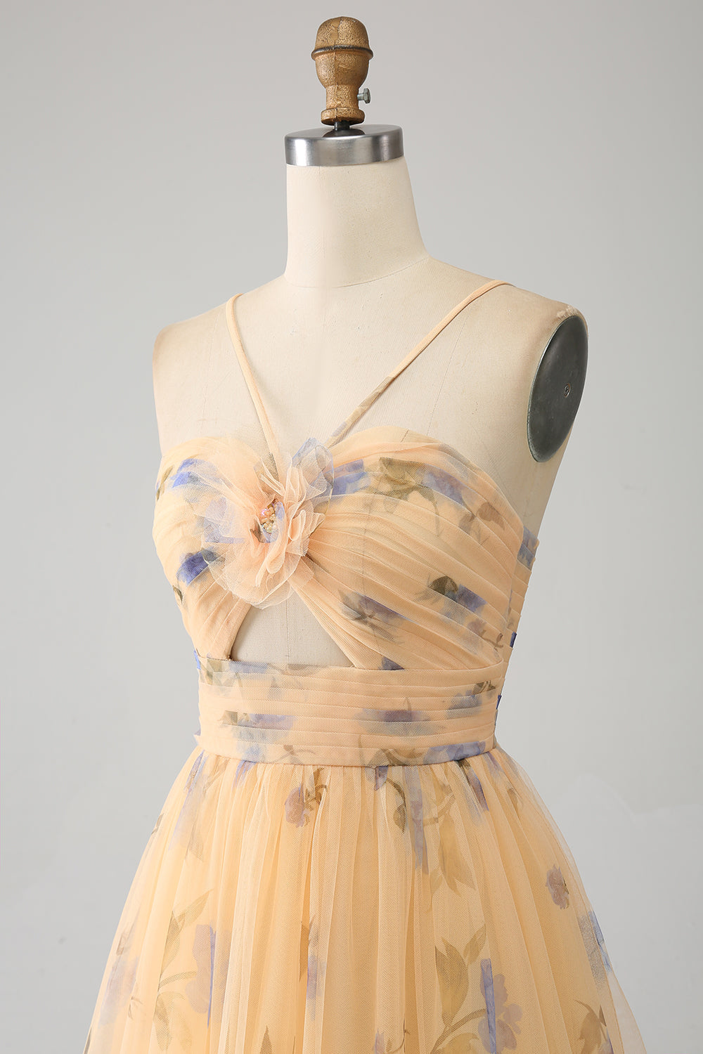 Giallo A-Line Halter plissettato Tulle Tiered Prom Dress con ricamo
