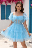 Abito da ritorno a casa corto in tulle blu con spalle scoperte