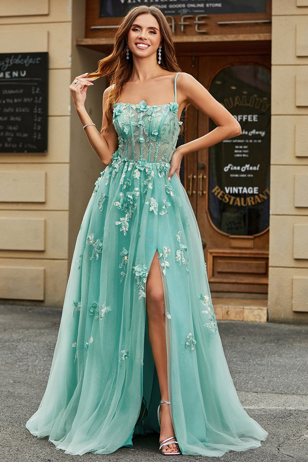 Abito da ballo corsetto in tulle verde a trapezio con applicazioni