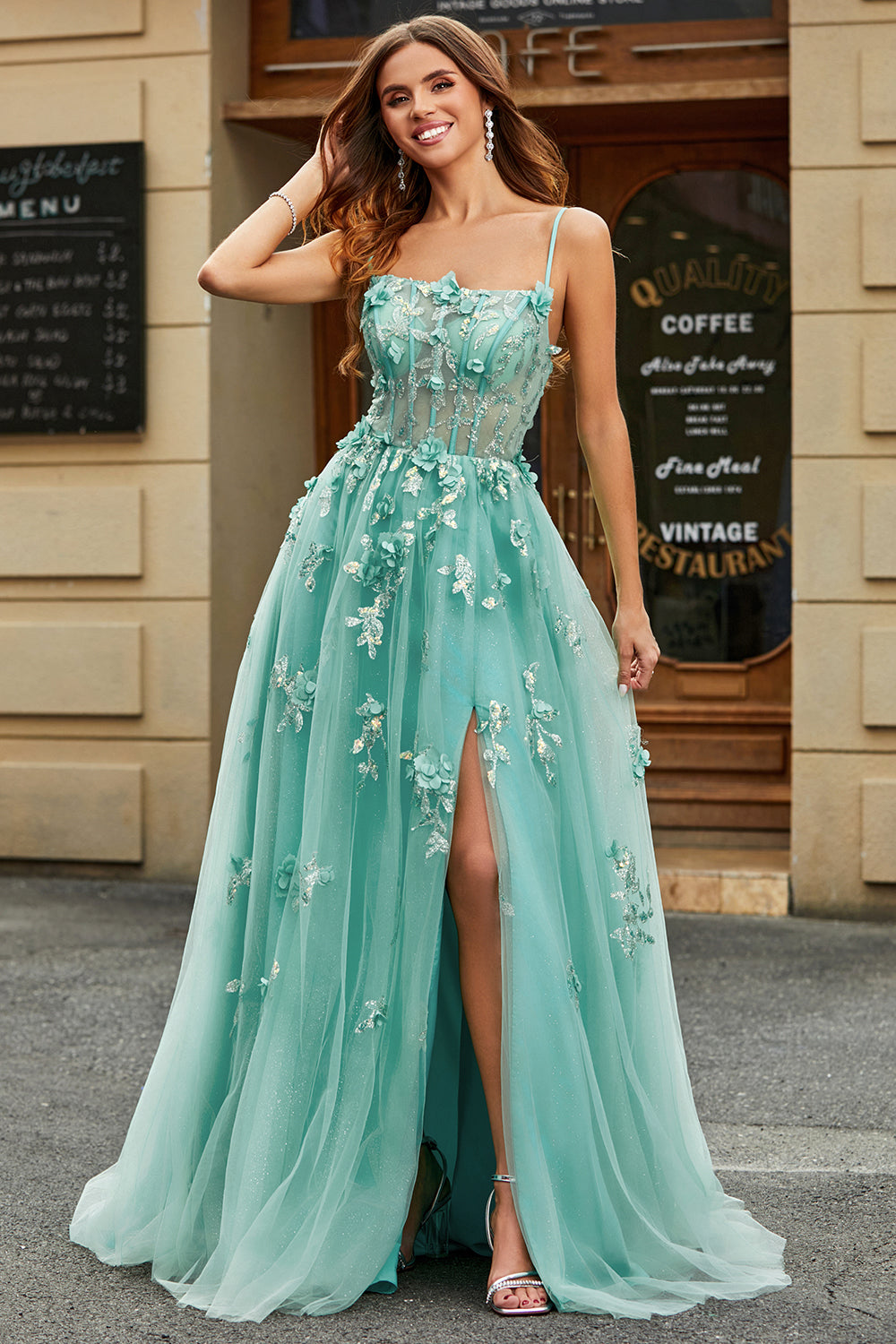 Abito da ballo corsetto in tulle verde a trapezio con applicazioni