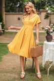 Abito vintage giallo elegante con scollo a V