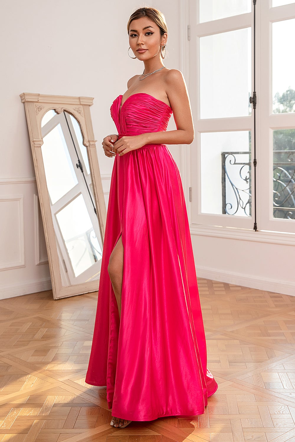 Abito da ballo fucsia senza spalline con spacco