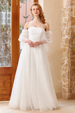 Abito da sposa in tulle bianco fuori spalla