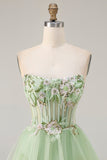 Corsetto verde senza spalline A Line Tulle a livelli con lunga fessura e fessura