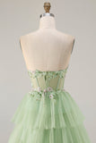 Corsetto verde senza spalline A Line Tulle a livelli con lunga fessura e fessura
