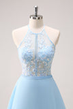 Scintillante blu Halter floreale lungo abito da damigella d'onore con lacci sul retro