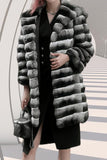 Cappotto lungo in shearling a righe con risvolto dentellato bianco grigio