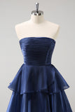 Dark Navy A Line senza spalline Tiered Satin Abito da damigella d'onore lungo