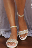 Sandalo con tacco basso con strass dorati