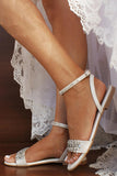 Sandalo con tacco basso con strass dorati