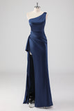 Elegante abito formale monospalla in raso blu navy con fessura