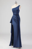 Elegante abito formale monospalla in raso blu navy con fessura