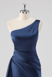 Elegante abito formale monospalla in raso blu navy con fessura