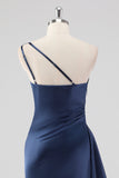 Elegante abito formale monospalla in raso blu navy con fessura