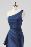 Elegante abito formale monospalla in raso blu navy con fessura