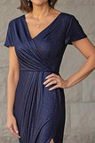Glitter Navy Tessuto Guaina Scollo a V Maniche corte Drappo Madre del vestito da sposa con fessura