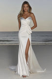 Avorio guaina Sweetheart increspato abito da sposa in raso con fessura