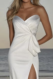 Avorio guaina Sweetheart increspato abito da sposa in raso con fessura