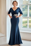 Guaina in raso stretch blu navy con scollo a V Abito da sposa con mezze maniche
