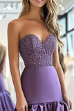 Plum Satin Ruffle una linea Sweetheart Abito da Cerimonia con perline