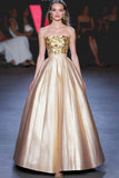 Abito da gala in raso metallizzato con paillettes in oro scintillante